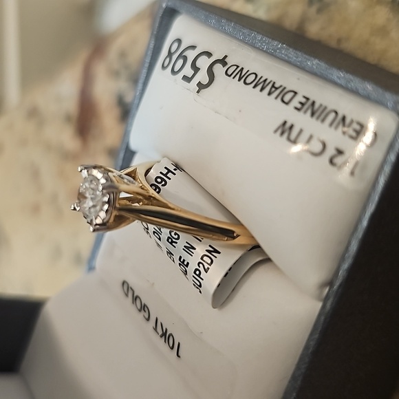 Gold 10KT Ring with Elegant Design - Picture 4 of 10